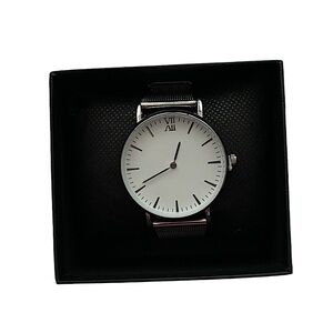 BRAND NEW MENS SILVER BUSINESS STYLE WATCH (NEW IN BOX)